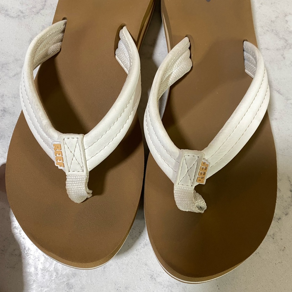 Reef Cushion Brown and White Flip Flops Size 8 - Picture 4 of 8